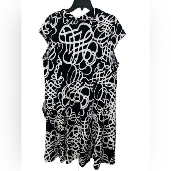 Avenue Black/White Cap Sleeve Printed V-Neck Shift Dress Size 22/24 - Picture 2 of 8